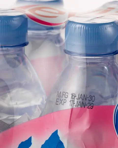 Marcaje en envoltura retráctil de plástico de botellas