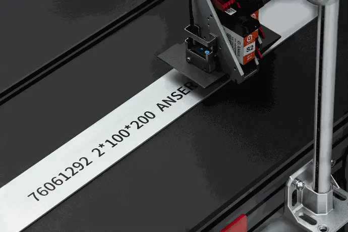 Tintas a base de agua Anser proporcionan impresiones nítidas y de alta resolución para textos y códigos. Tintas a base de agua Anser proporcionan impresiones nítidas y de alta resolución para textos y códigos.
