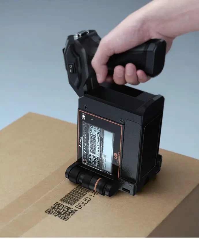 Marcaje de caja de cartón con pistola Anser, código QR y de barras, impreso con impresora de marcaje y codificación Anser SmartONE con tinta base agua de una pulgada