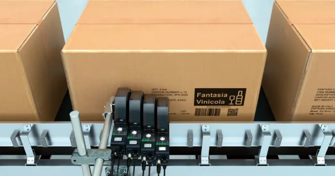 Marcaje de caja de cartón con Anser, código QR y de barras y logo, impreso con impresora de marcaje y codificación Anser SPH Smart Printhead multicabezal con cuatro cartuchos tinta base agua de media pulgada. Marcaje de 2 pulgadas o 5cm